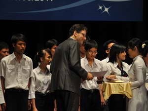 Tổ chức Gặp gỡ Việt Nam trao 170 suất học bổng cho học sinh, sinh viên nghèo - ảnh 1